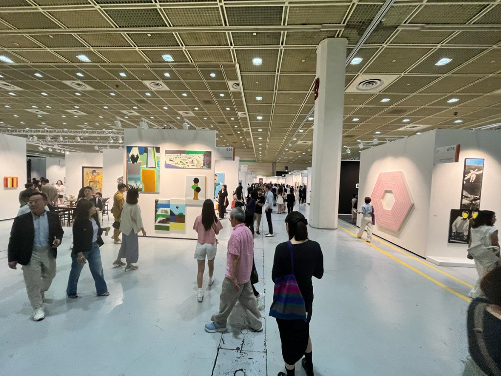 The Best Booths at Frieze Seoul, From a Christ-Like Justin Bieber to a Metaphor for Fair Fatigue